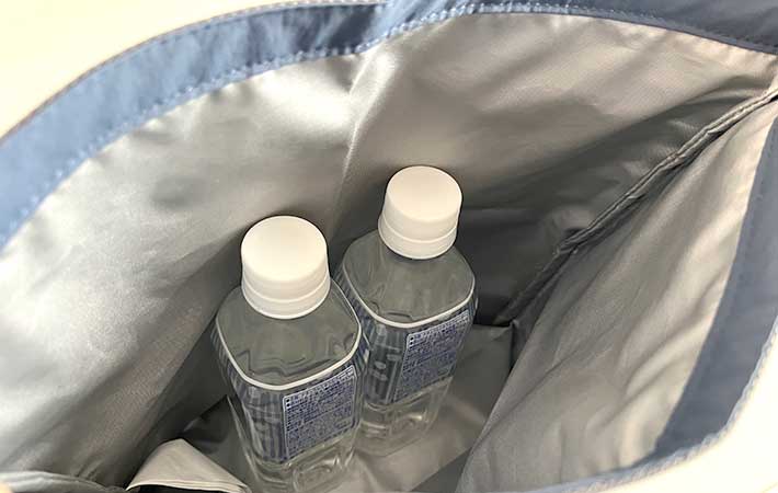 無印良品『高さを変えられる ランチバッグ ロールトップタイプ 大』にペットボトル入れた様子
