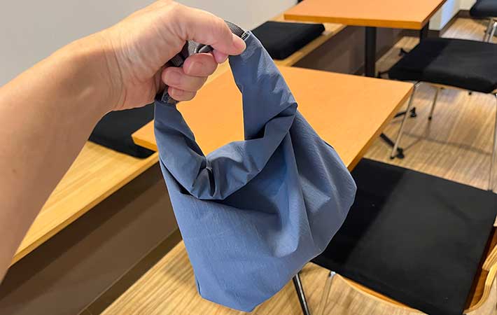 無印良品『高さを変えられる ランチバッグ ロールトップタイプ 大』持ち歩き