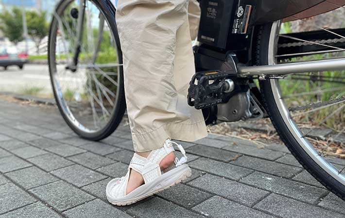 ノースフェイス『ストレイタム ポータ』を履いて自転車に乗る足元