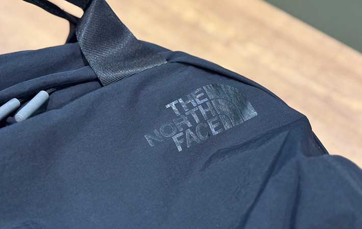 ノースフェイス『ネバーストップデイパック』ロゴ