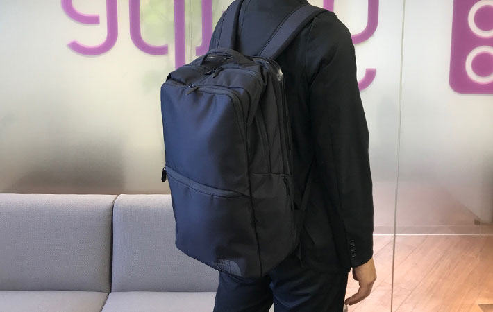 ノースフェイス『シャトルデイパック』を背負う男性