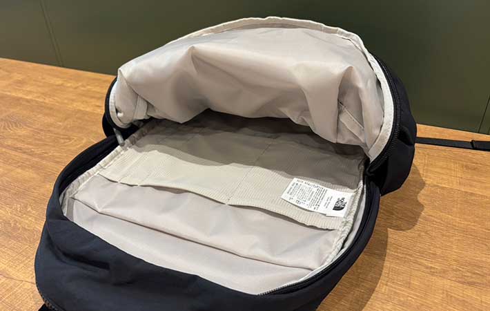 ノースフェイス『ネバーストップデイパック』内部