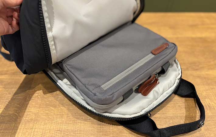 ノースフェイス『ネバーストップデイパック』独立したパソコンスリーブ