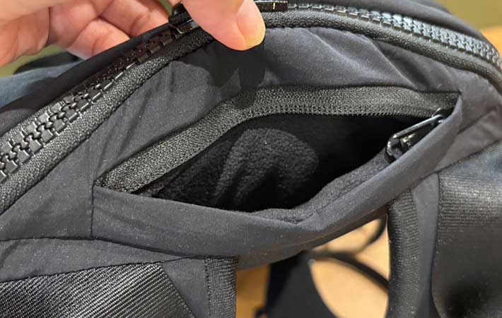 ノースフェイス『ネバーストップデイパック』隠しポケット