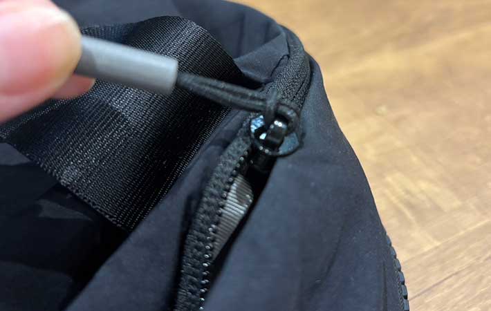 ノースフェイス『ネバーストップデイパック』ファスナーが布を噛みがち