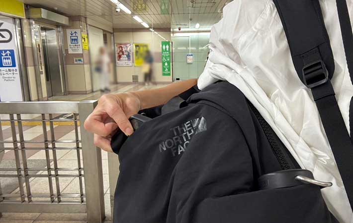 ノースフェイス『ネバーストップデイパック』荷物を取る時に下ろすのが面倒