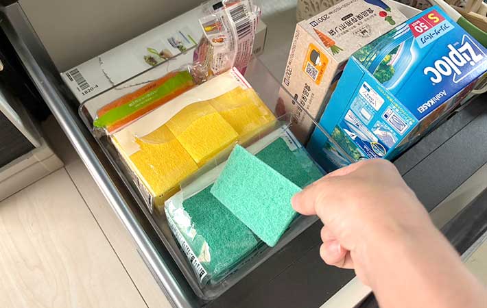 東和産業『毎日とりかえクリーナー』引き出しから取り出す様子