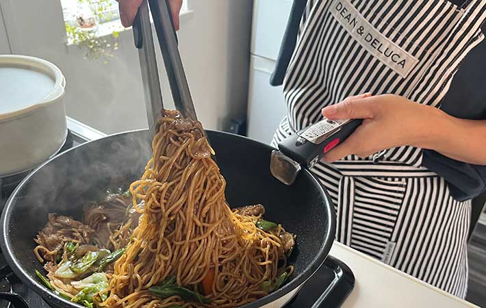 オクソー『ナイロンヘッドロックトング』中サイズ・焼きそばを混ぜる