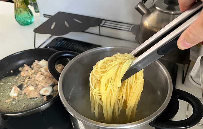 オクソー『ナイロンヘッドロックトング』中サイズ・ゆで上がったパスタ