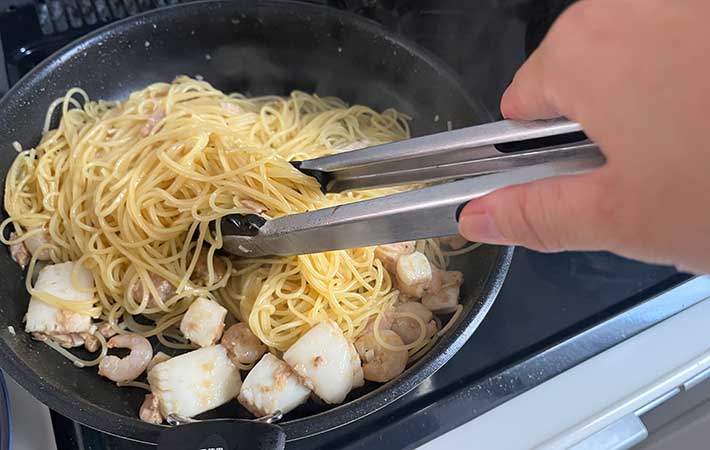 オクソー『ナイロンヘッドロックトング』中サイズ・パスタを混ぜる