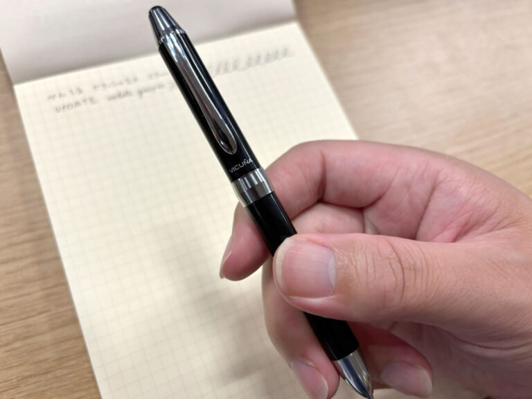 月に100本売れている『気持ちいい書き味』の油性ボールペン スラスラ