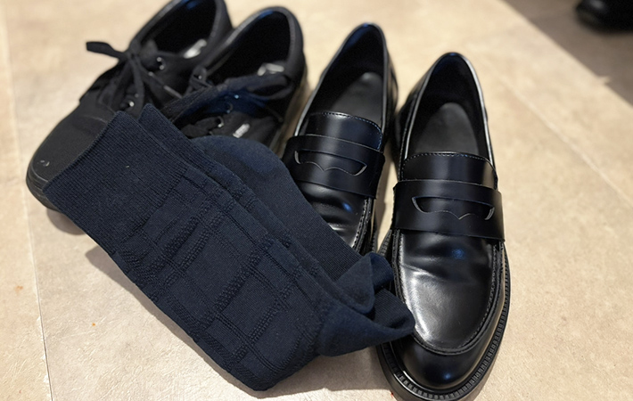 黒い靴と靴下の画像