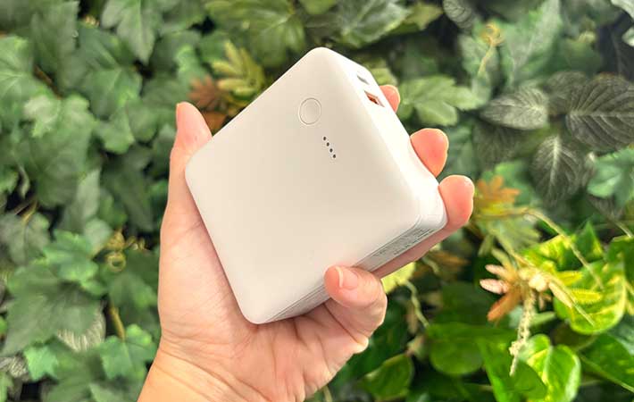 無印良品『モバイルバッテリー付充電器』