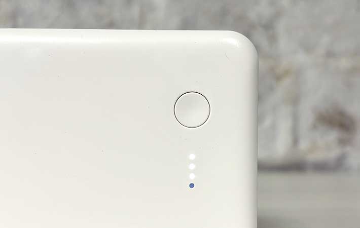 無印良品『モバイルバッテリー付充電器』発光表示部