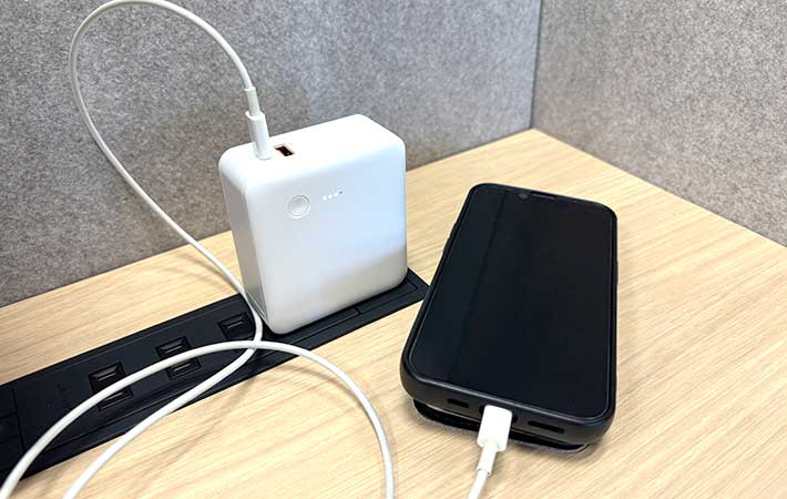 無印良品『モバイルバッテリー付充電器』スマホ充電中