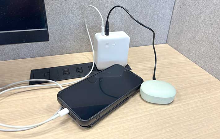 無印良品『モバイルバッテリー付充電器』2つのデバイスを充電中