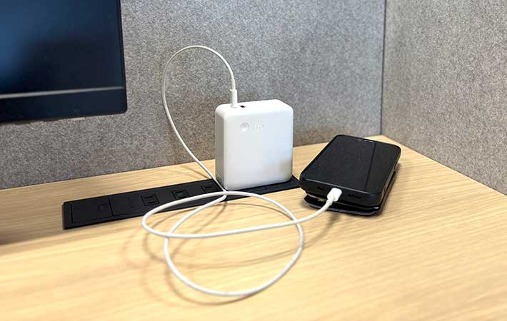 無印良品『モバイルバッテリー付充電器』スマホ充電中