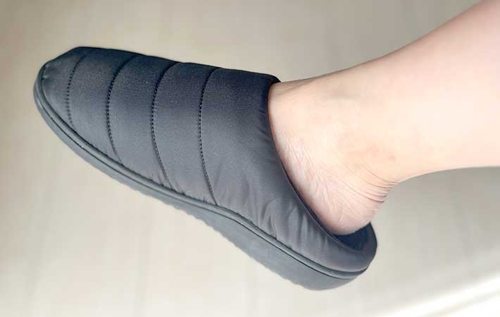 『SUBU』秋冬用サンダル　履いた足