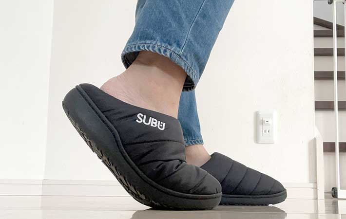 『SUBU』秋冬用サンダル　履いた足元