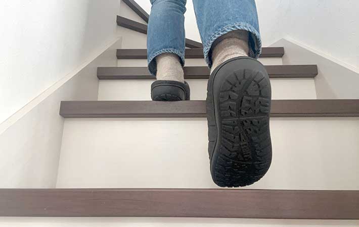 『SUBU』秋冬用サンダルを履いて階段を上る足元