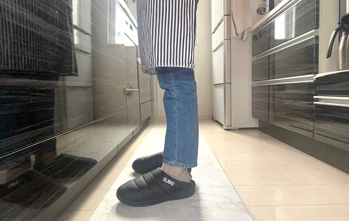 『SUBU』秋冬用サンダルを履いてキッチンに立つ足元