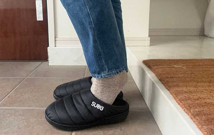 『SUBU』秋冬用サンダルを立ったまま履く様子