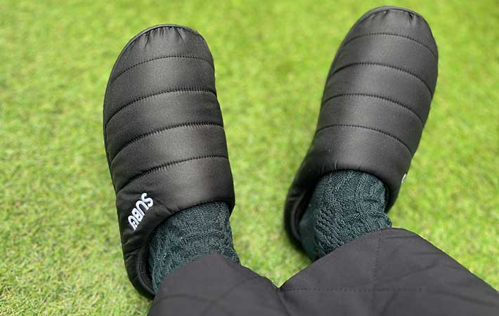 『SUBU』秋冬用サンダルを履く足元