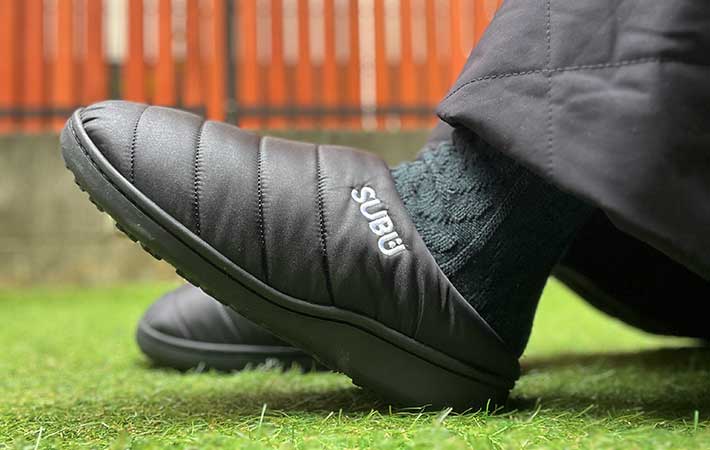 『SUBU』秋冬用サンダルを履く足元