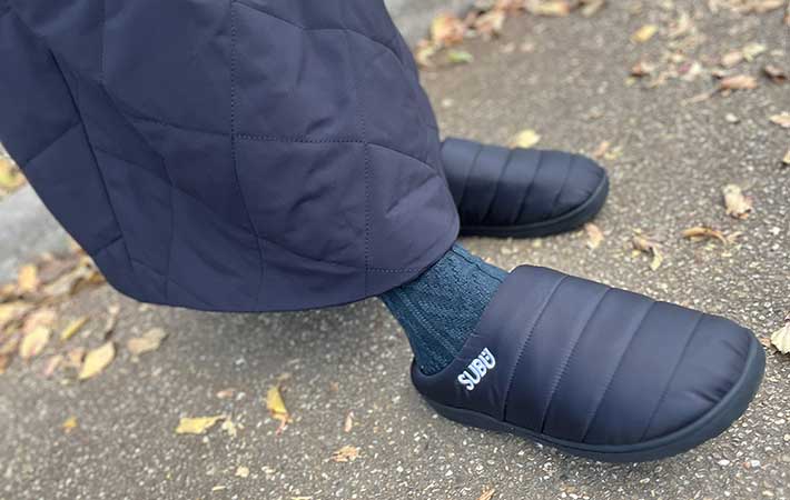 『SUBU』秋冬用サンダルを履く足元