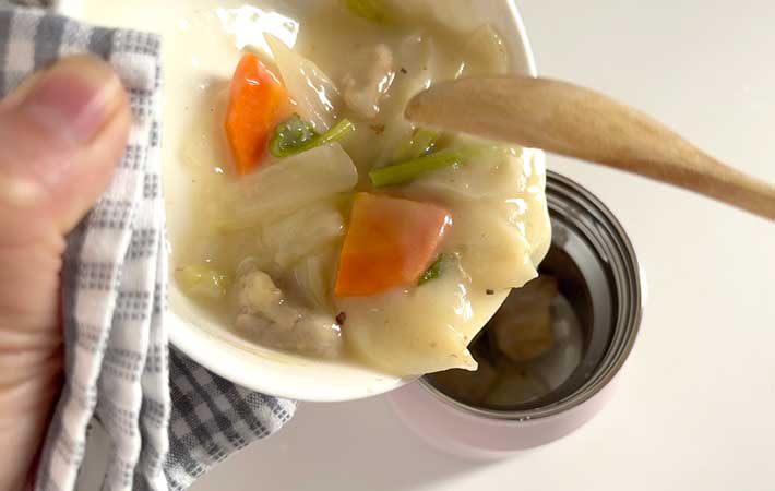 サーモス『真空断熱スープジャー』にシチューを注ぐ