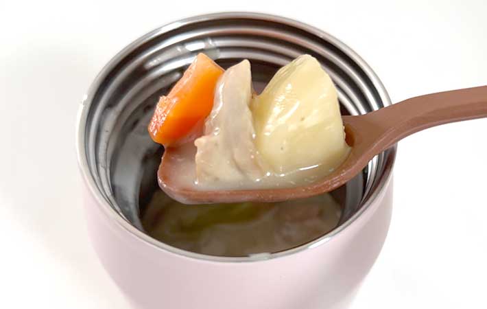 サーモス『真空断熱スープジャー』シチューをすくい上げる