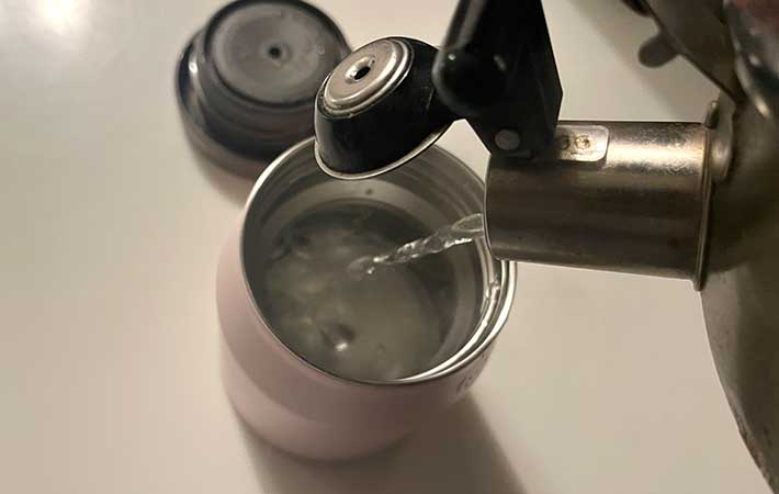 サーモス『真空断熱スープジャー』にお湯を注ぐ