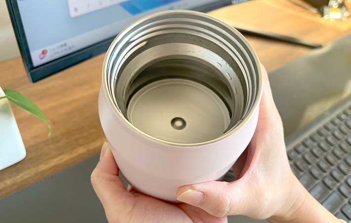 サーモス『真空断熱スープジャー』両手で持つ様子