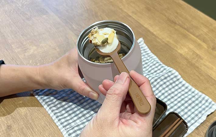 サーモス『真空断熱スープジャー』ヨーグルトをすくい上げる
