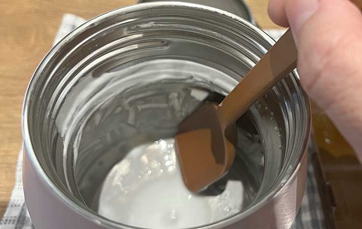 サーモス『真空断熱スープジャー』の縁にサーモスのスプーンがフィットする様子