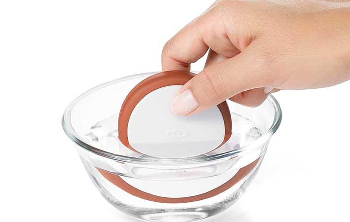 オクソー『ポップコンテナ シュガーキーパー』水に浸す