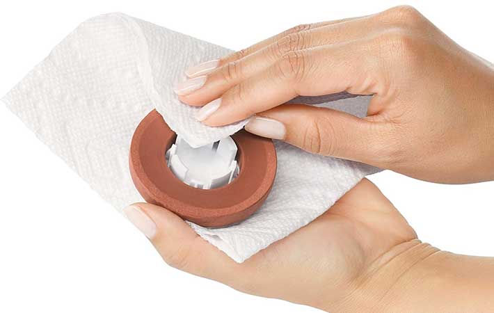 オクソー『ポップコンテナ シュガーキーパー』余分な水分を拭き取る