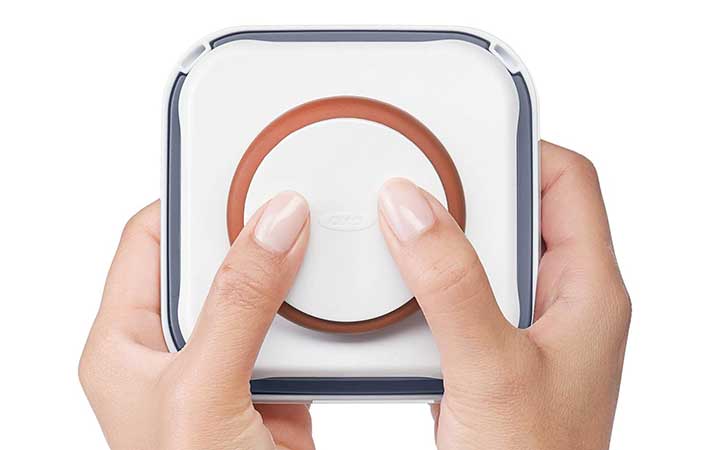 オクソー『ポップコンテナ シュガーキーパー』蓋の裏に装着