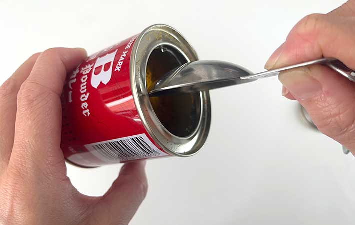 100均の計量スプーンだと入らない…