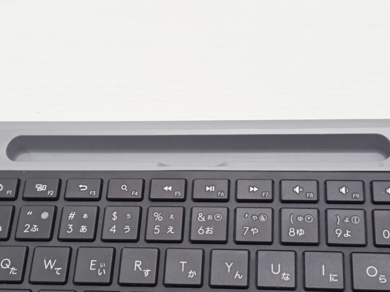 玩具とキーボードが動かないパソコン ノートパソコンのキーボードが反応しない、打てないときのロック解除と