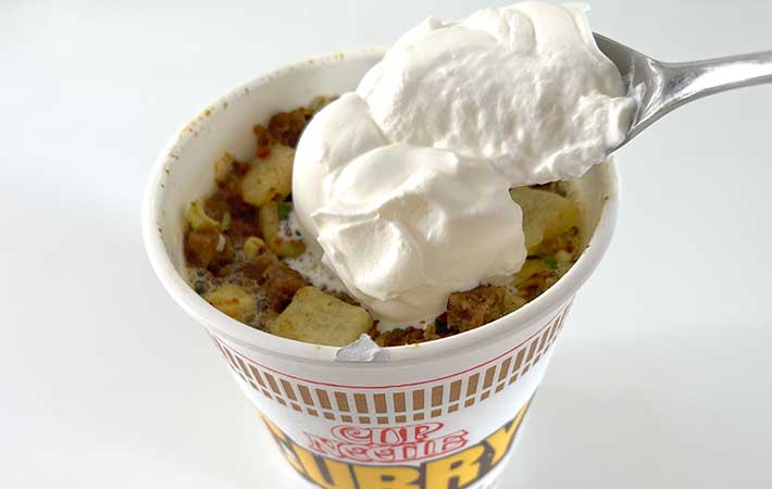 カップラーメンにトッピング