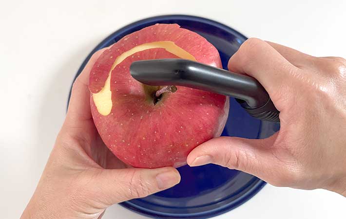 OXO『タテ型ピーラー』でリンゴの皮むき