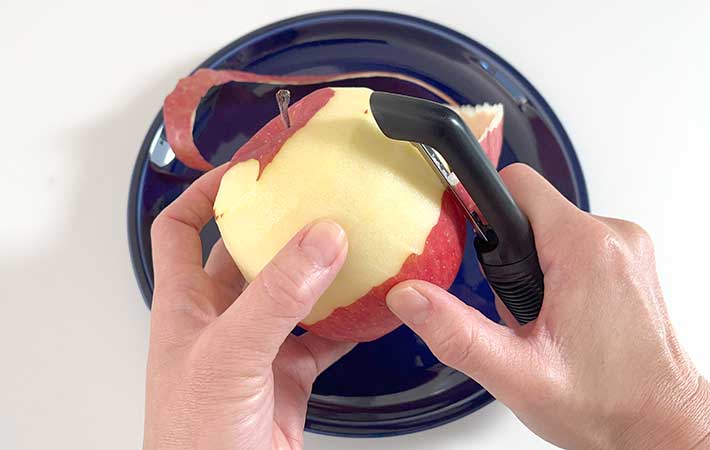 OXO『タテ型ピーラー』でリンゴの皮むき