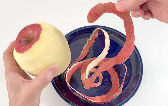 OXO『タテ型ピーラー』でリンゴの皮むき