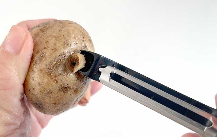 OXO『タテ型ピーラー』ジャガイモの芽取り