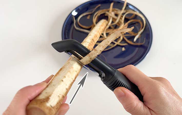 OXO『タテ型ピーラー』ゴボウの皮むき