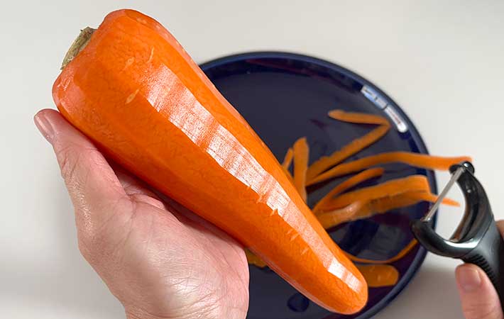 OXO『Y型ピーラー』ニンジンの皮むき