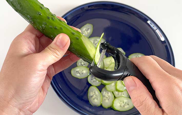 OXO『Y型ピーラー』キュウリのスライス