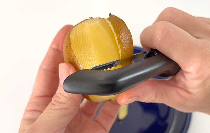 OXO『ソフトスキンピーラー』キウイの皮むき