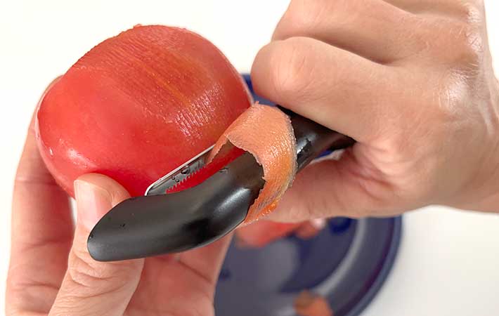 OXO『ソフトスキンピーラー』トマトの皮むき